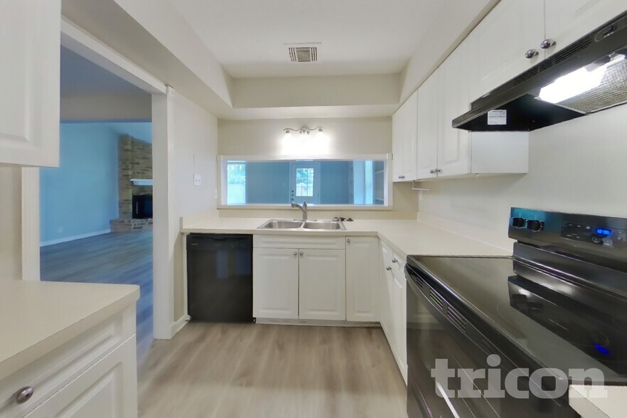 Building Photo - 13307 Venice Cir