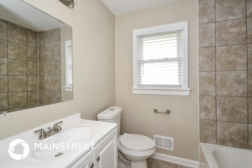 Building Photo - 2 Addison Ct