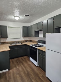 Building Photo - 165 Midway Dr