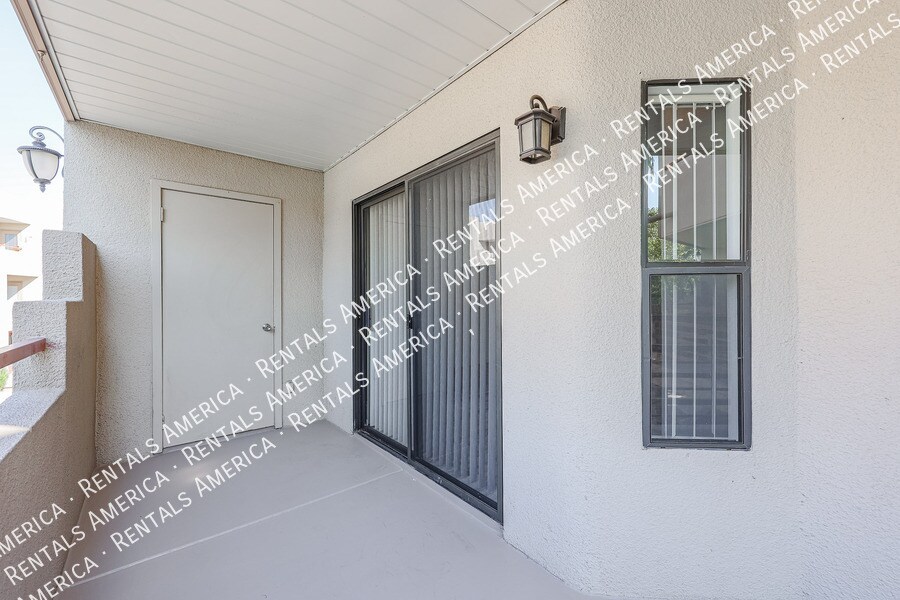 Building Photo - 4850 E Desert Cove Ave