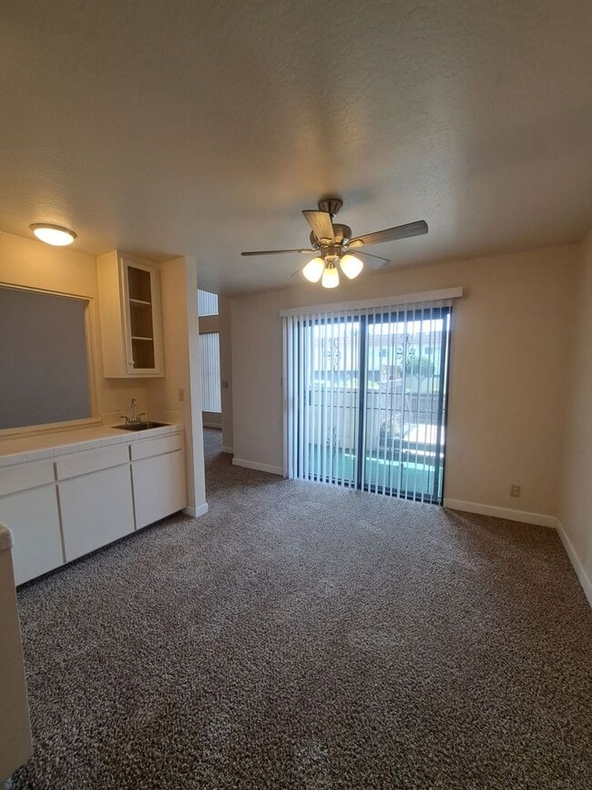 Building Photo - Beautiful 2 Bedroom Condominium Near Fashi...