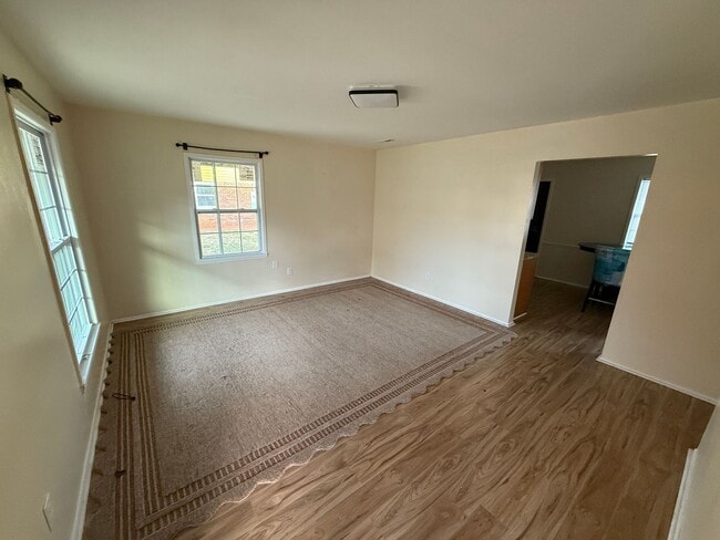 Building Photo - Ranch home near uptown