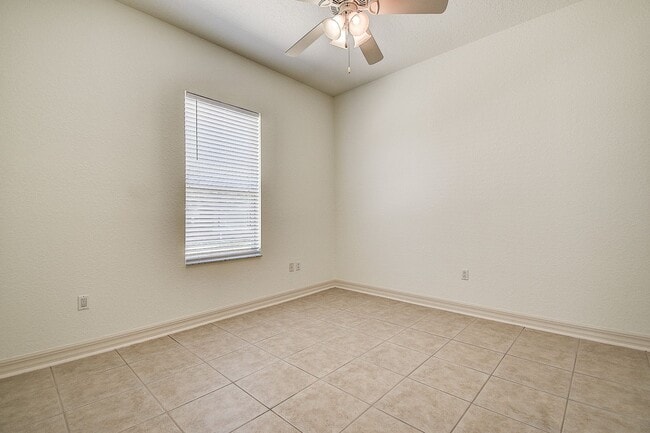 Building Photo - Beautiful 4/3/3 on a private 1 acre lot.