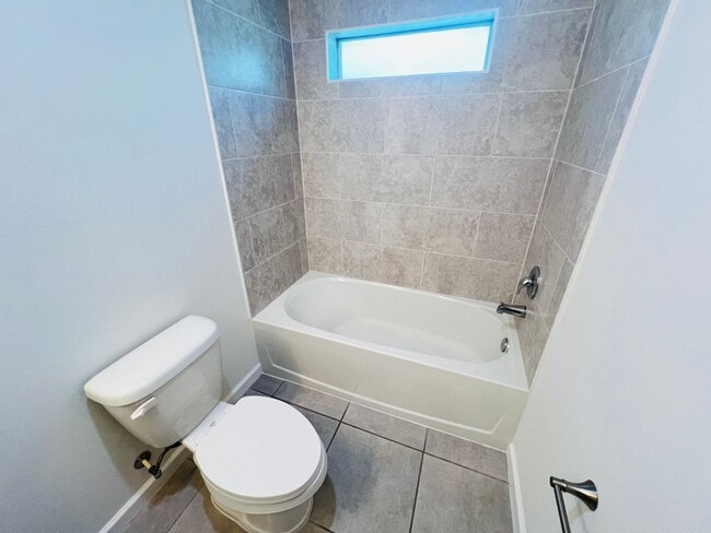 Building Photo - GORGEOUS 4 Bedroom/ 2 Bathroom in Palm Bay!!