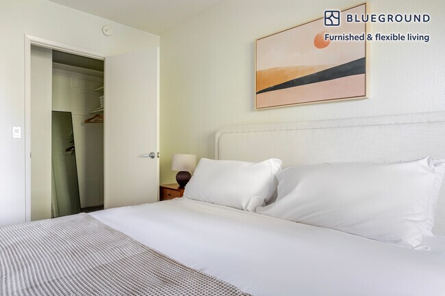 Building Photo - 350 E Del Mar Blvd