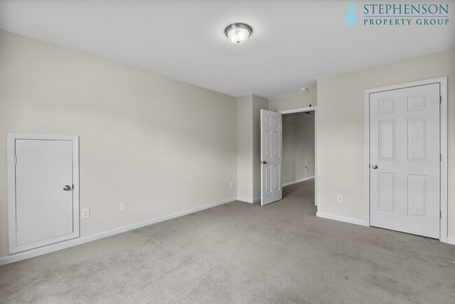 Building Photo - Freshly Remodeled 5 Bedroom with Primary B...