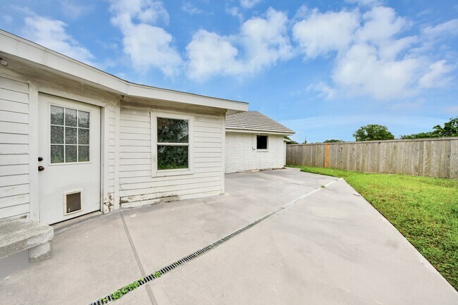 Building Photo - 5001 Glenhaven Dr