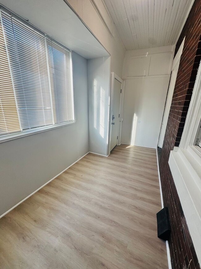 Building Photo - Refreshed 3bd/1bth House with Rear yard!!