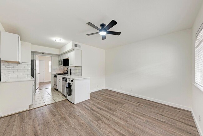 Building Photo - 2 month lease cute 1-1 blocks from campus and 1 block from UT shuttle