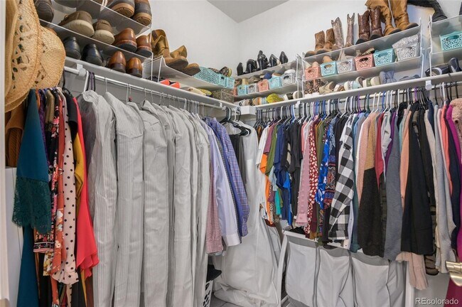 Building Photo - Like new gorgeous ground level Condo with Detached Garage and open floor plan.