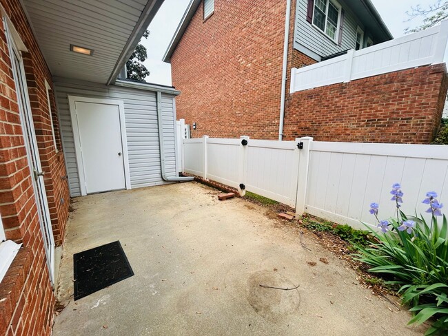 Building Photo - Charming 2 bedroom, 2.5 bathroom townhome ...