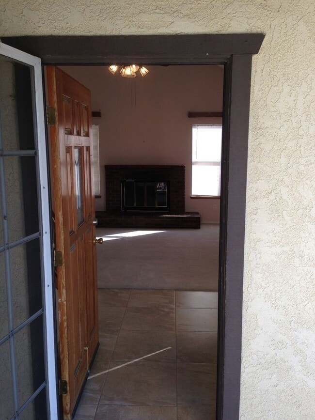 Building Photo - SW Bakersfield home!