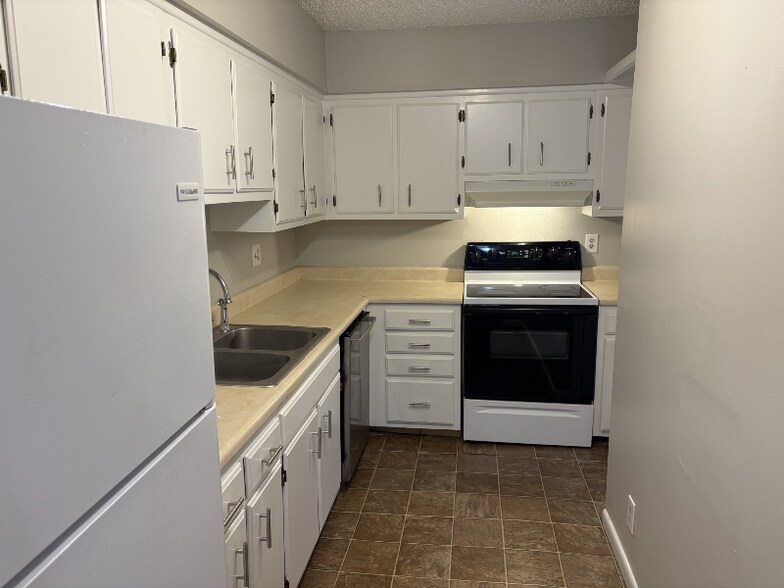 Building Photo - 515 Basswood Ave