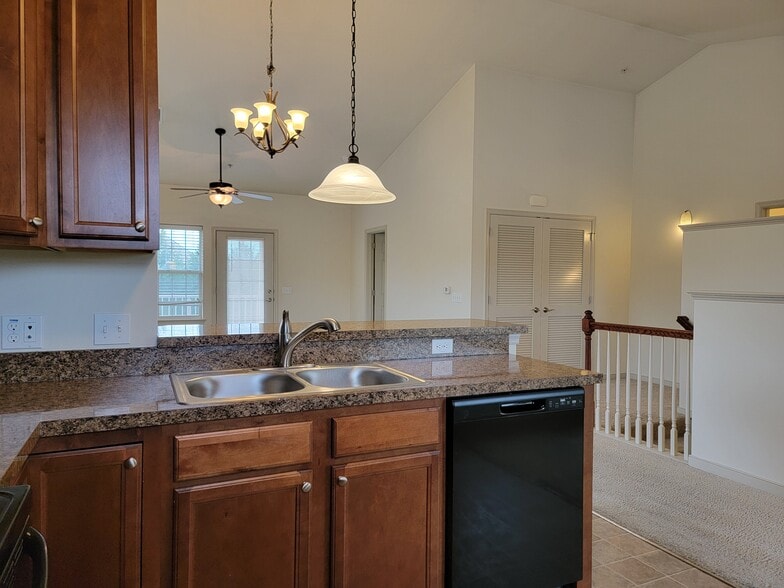 Building Photo - 1942 Shady Oak Dr