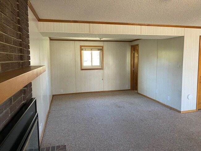 Building Photo - Wonderfully taken care of Tri Level Home w...