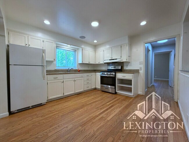 Building Photo - Charming 2 Bedroom Home with Large Backyard & Garage