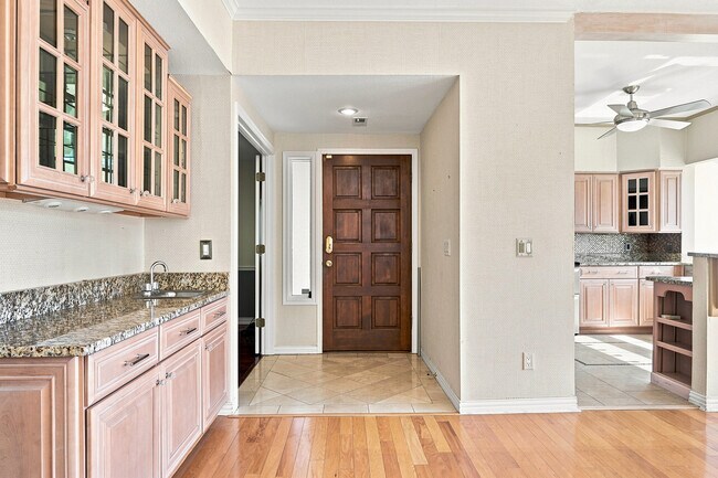 Building Photo - 680 Ridgeside Dr