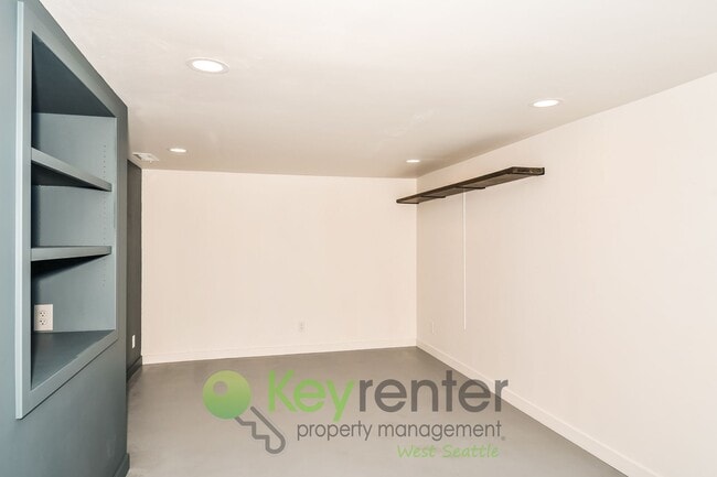 Building Photo - Executive Style 5 Bedroom with Garage and Outdoor Space