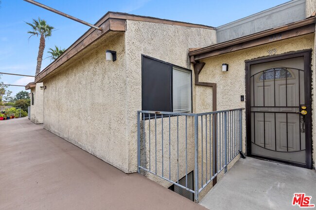 Building Photo - 620 W Hyde Park Blvd