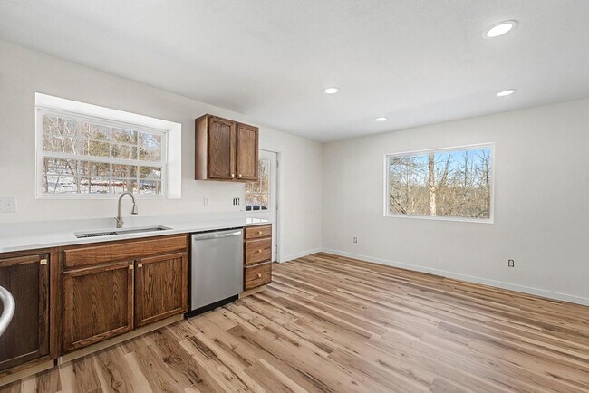 Building Photo - Deavila - Walnut Valley