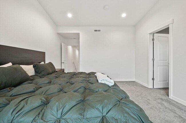 Building Photo - 18006 NE 47th Ave