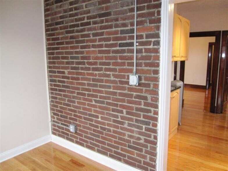 Building Photo - 14 Chandler St