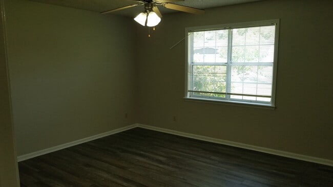Building Photo - 3 Bedroom/2 Bath Home in North Lowndes