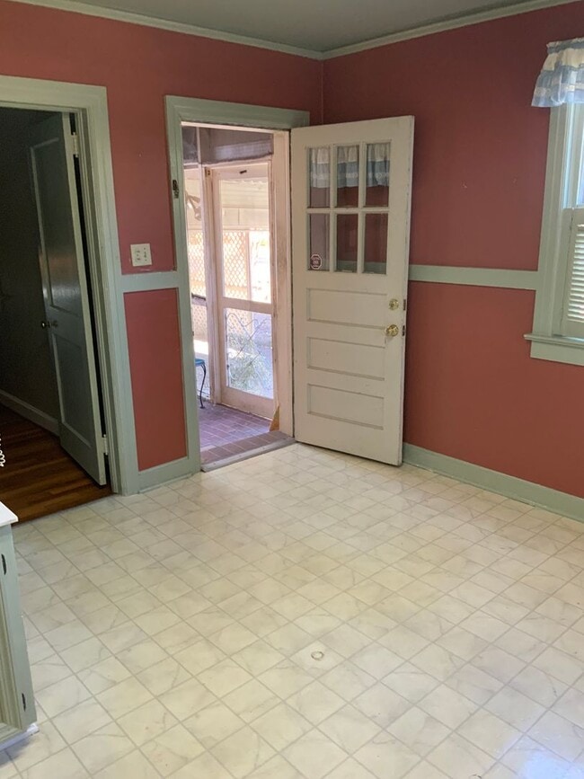 Building Photo - 200 Sunset Dr