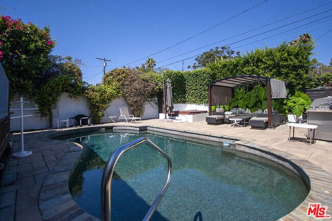 Building Photo - 1173 S Point View St