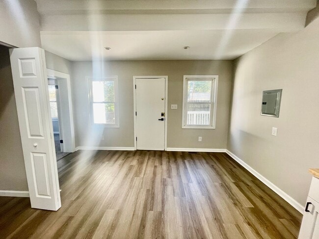 Building Photo - Welcome to this charming 3-bedroom, 1-bathroom home located in the desirable Fort Mill, SC.