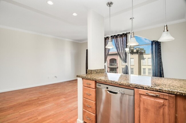 Building Photo - 2 bedroom 2 bathroom condo in Uptown District!