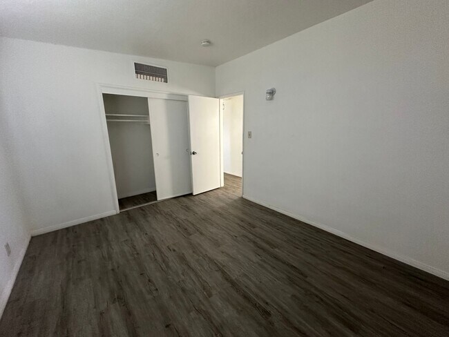 Building Photo - 240 Palm Dr