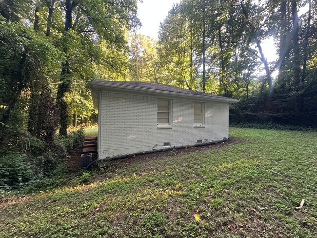 Building Photo - 400 Greenhill Way SW