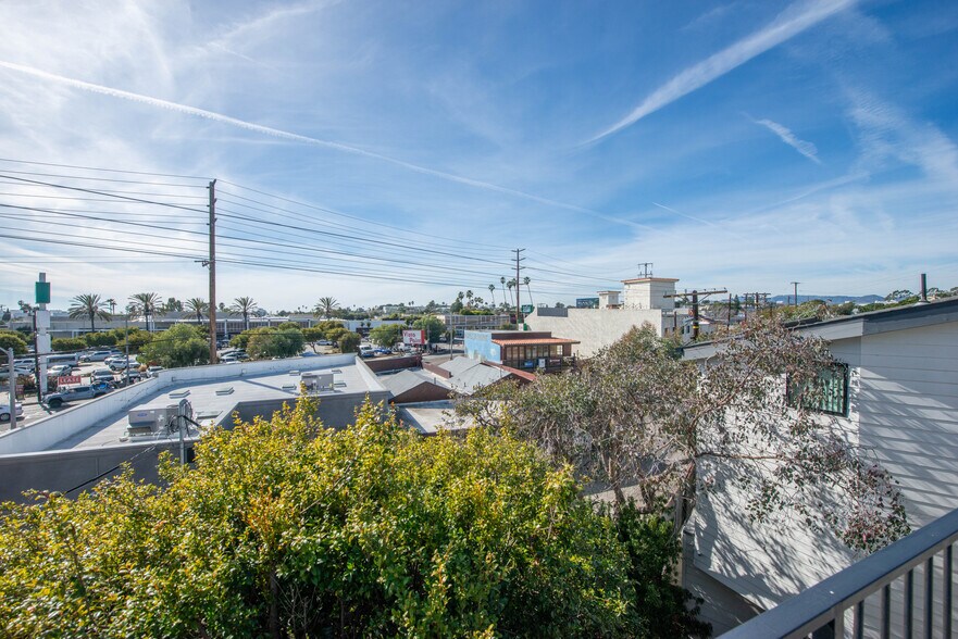 View - 809 Warren Ave
