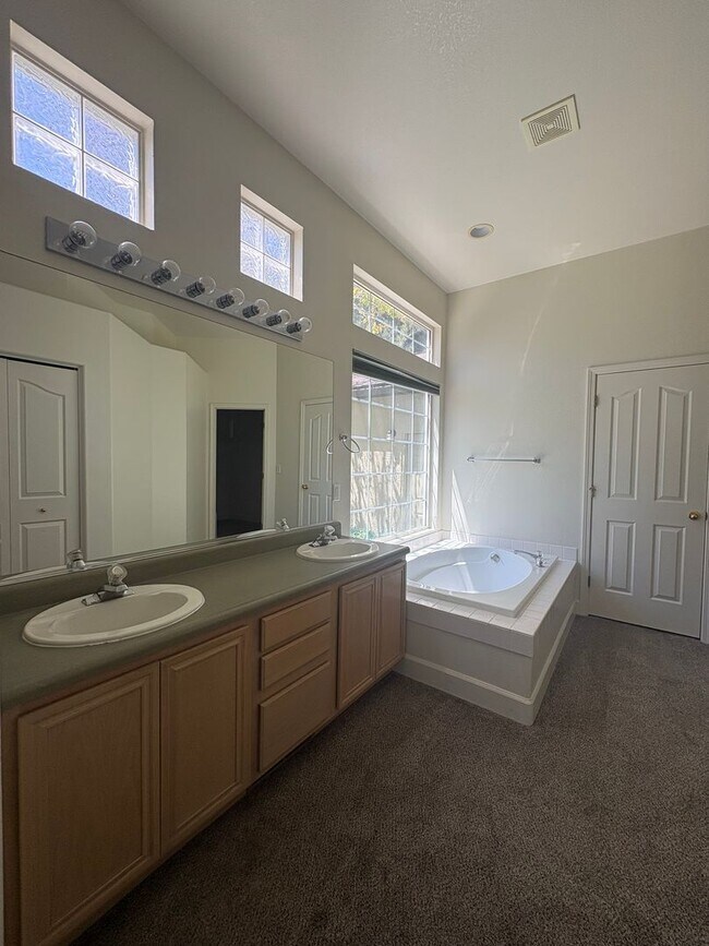 Building Photo - Move in ready North Carson