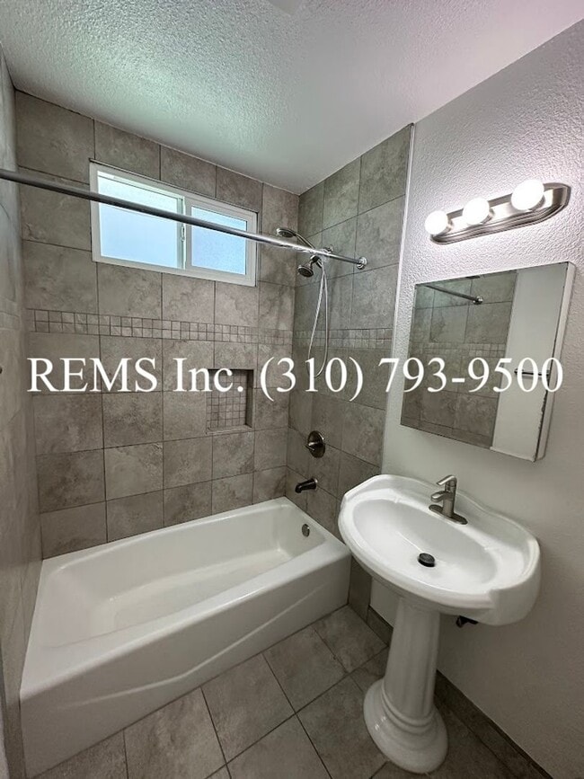 Building Photo - 4750-4752 W 164th Street