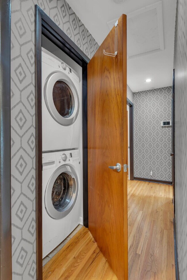 Building Photo - "Charming 3-Bedroom Haven with Gleaming Hardwood Floors in Vibrant Nashville Neighborhood!"