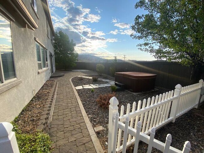 Building Photo - Top of the Hill - Gorgeous 5 Bedroom 3 Bat...