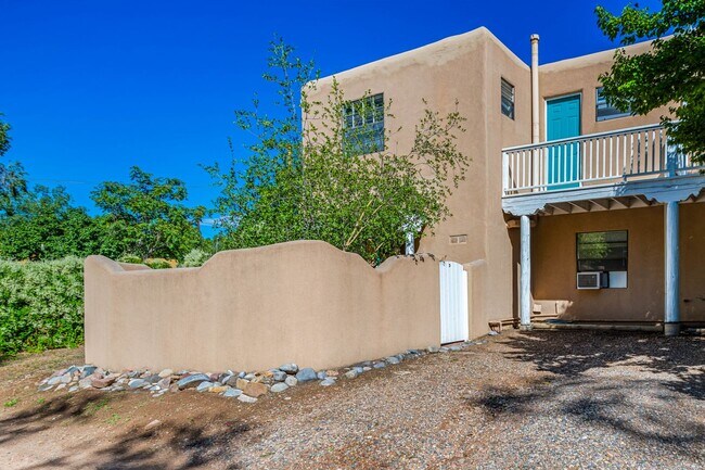 Building Photo - NEW MOVE-IN SPECIAL! Snug Hillside Ave. Ap...