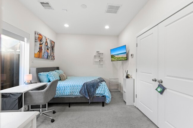 Building Photo - 1925 Shearn St