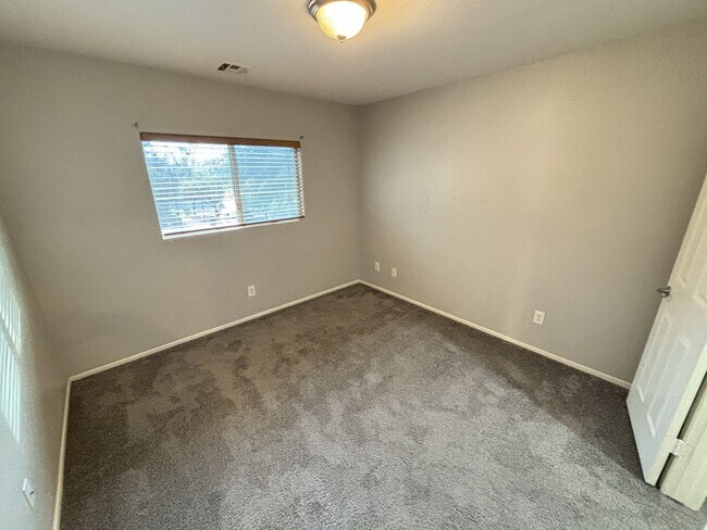 Building Photo - Gorgeous 3Bed/2.5Bath/2Car, 2-Story Home located in Spring Valley