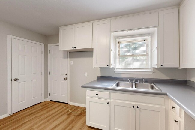 Building Photo - Charming 2-Bedroom Cottage with Big Backyard