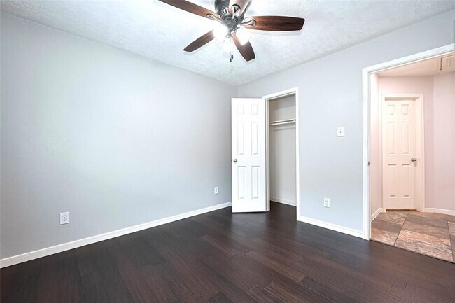 Building Photo - 2819 Lakecrest Way Dr