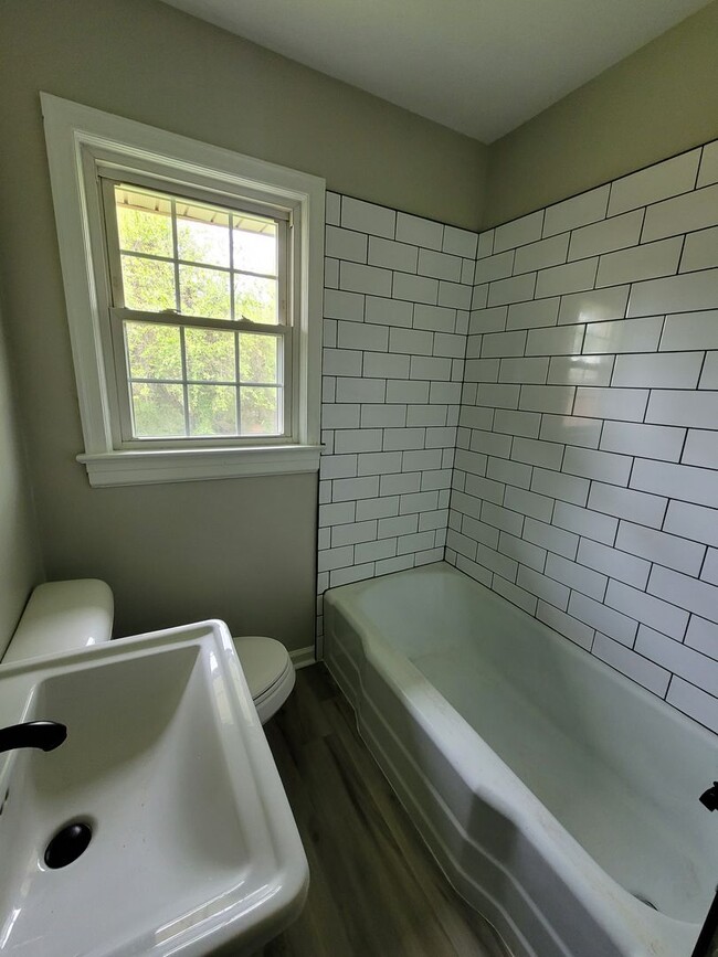 Building Photo - Adorable 3 BR Ranch.  Hardwoods throughout!