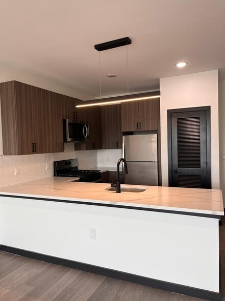 Building Photo - 130 Mallory Ave