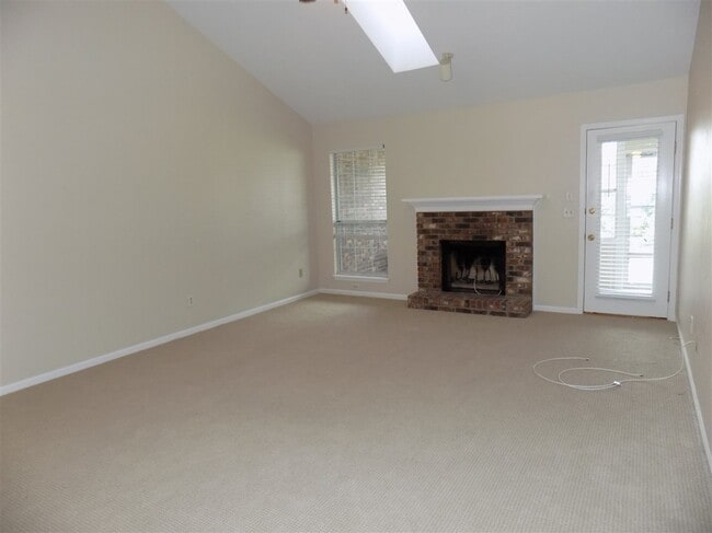 Building Photo - 806 Jamestown Ct