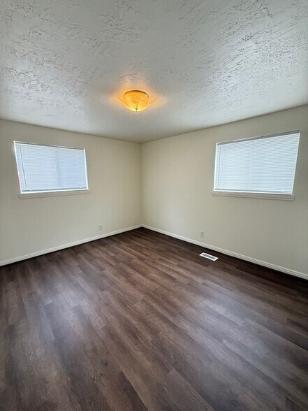 Building Photo - 165 W 250 N
