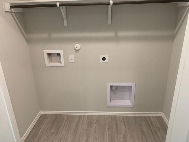 Building Photo - *MOVE IN SPECIAL* Comfortable Living with Open Kitchen & Fenced Yard!