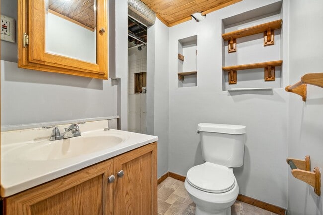 Building Photo - Three Bedroom + Den in the Heart of Bloomfield - Available October 10th!