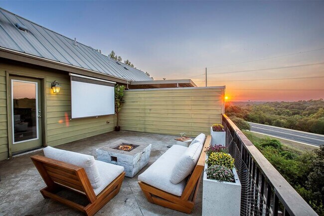 Building Photo - 221 Adams St